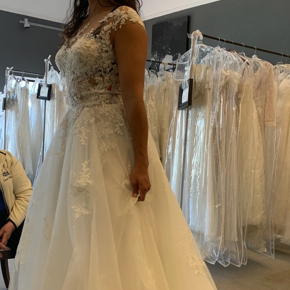 Beautiful Wedding dress - Picture 4 of 8